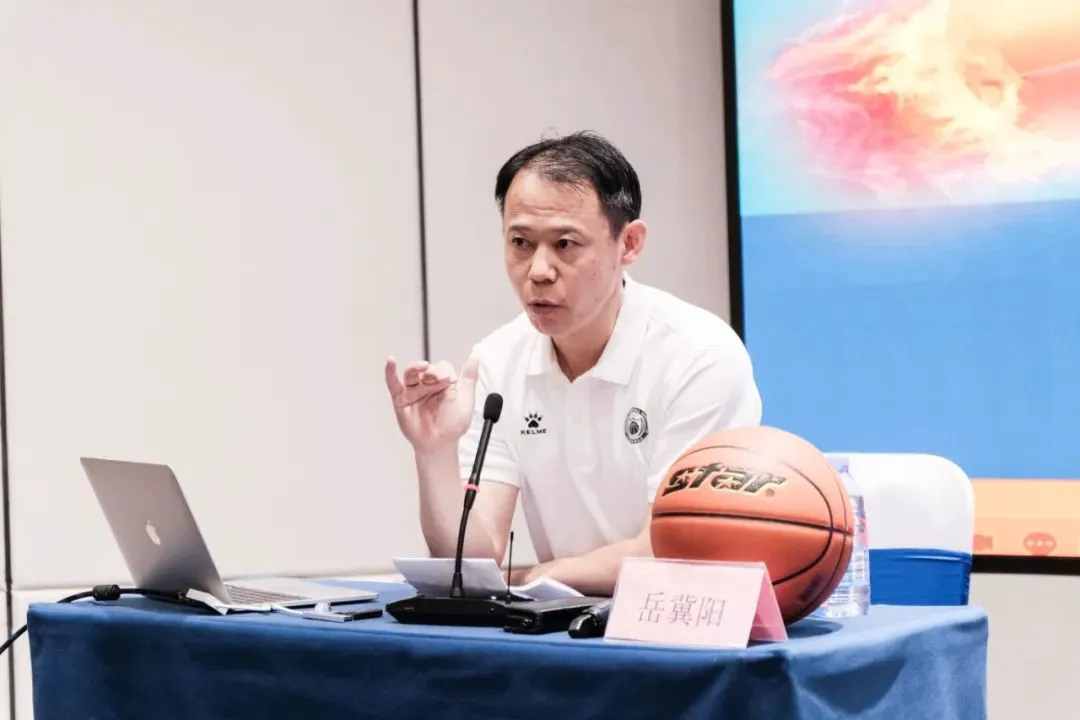 如何使用专业设备进行高效的篮板训练?_2
